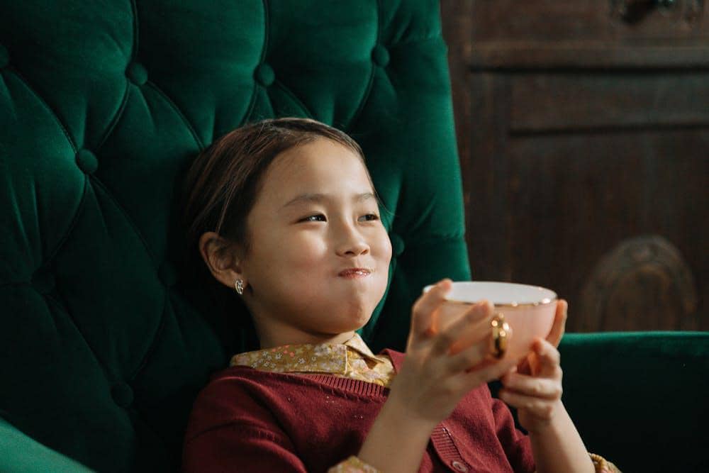 ilustrasi anak minum teh