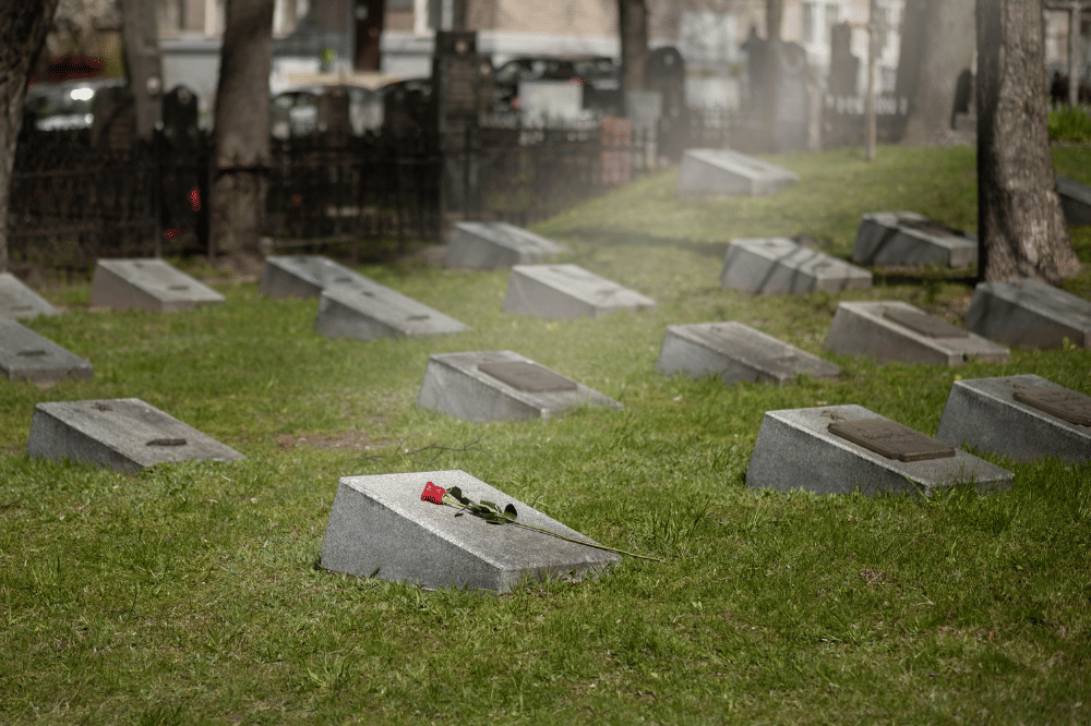 Pemakaman dengan setangkai bunga mawar