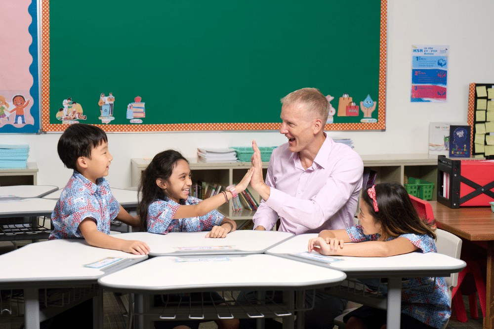 Head of school NJIS, Ezra Alexander dan para siswa