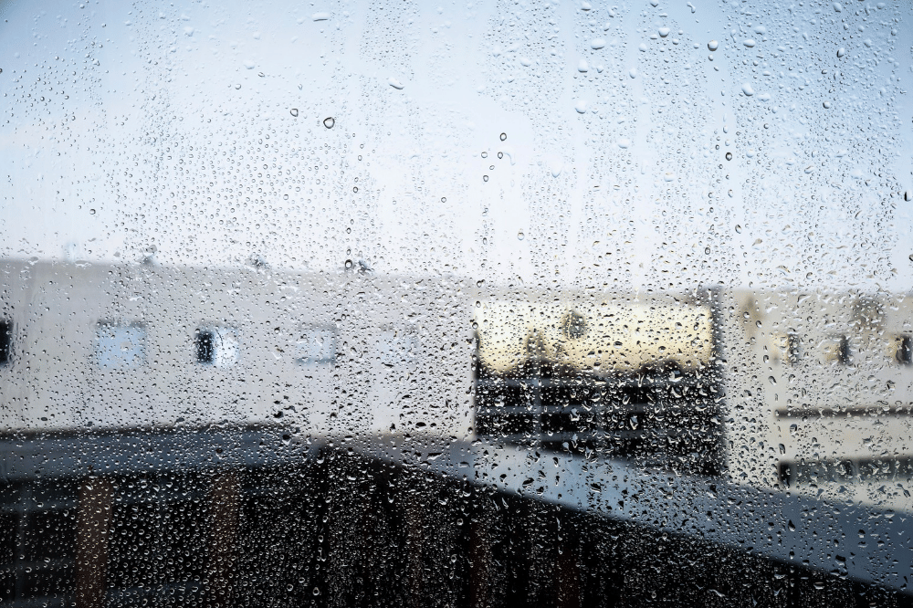 Tampak jendela yang terkena rintikan hujan