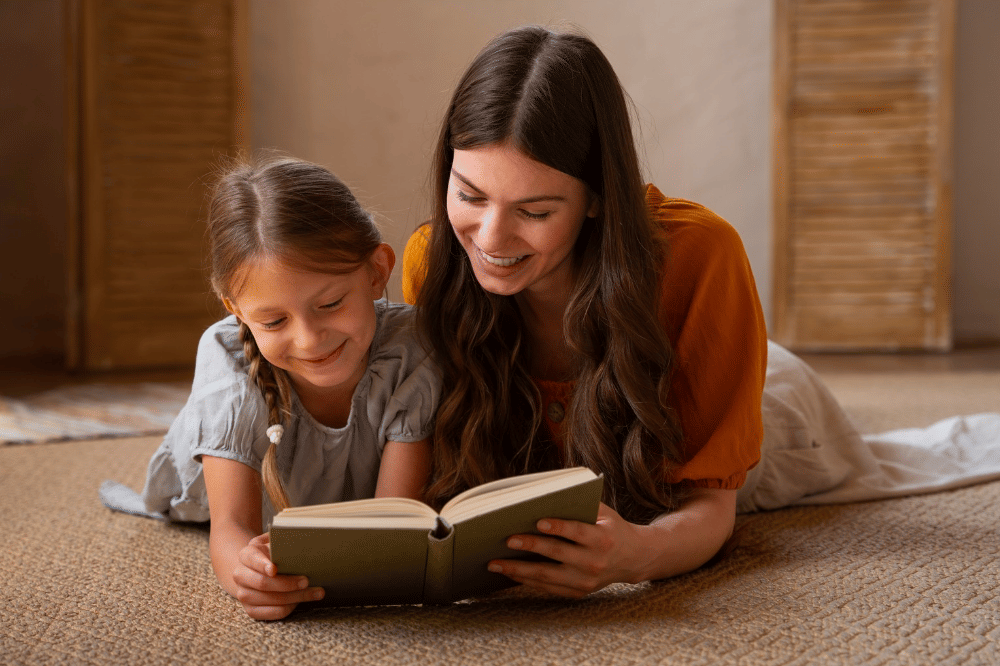 Mama dan anak perempuan membaca buku bersama