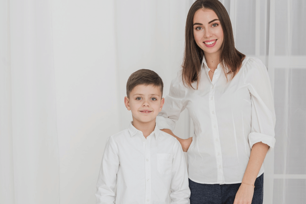 Mama dan anak laki-laki tersenyum menghadapi kamera