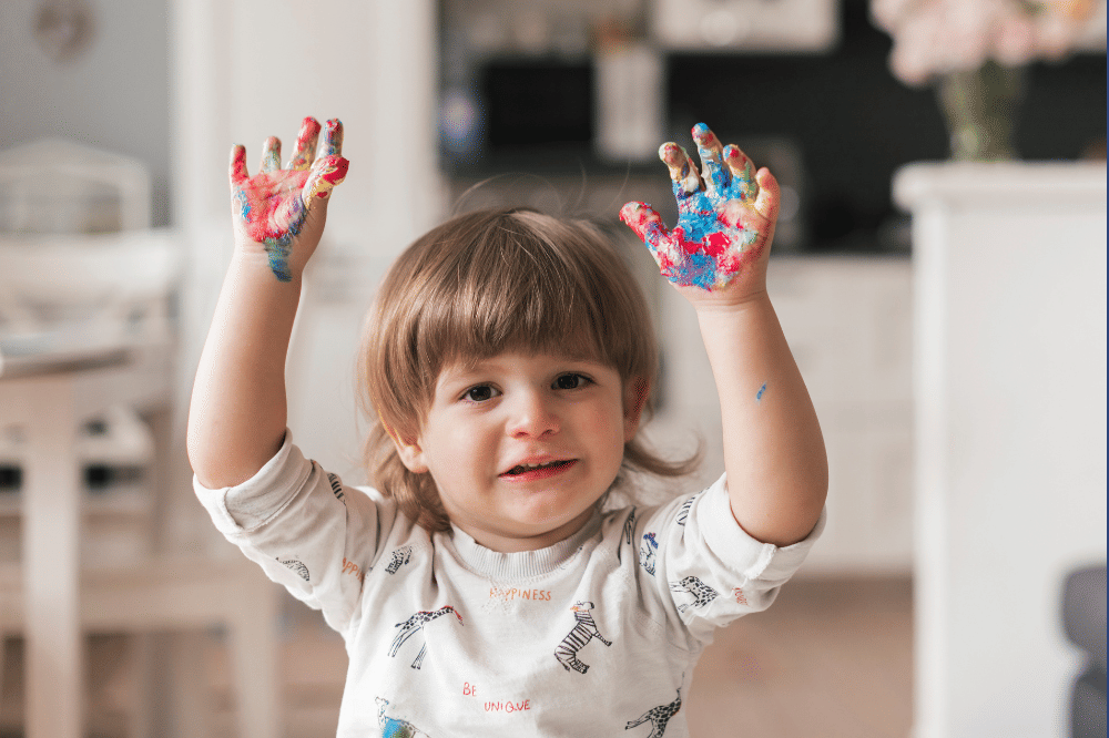 Ilustrasi anak umur 2 tahun sedang bermain