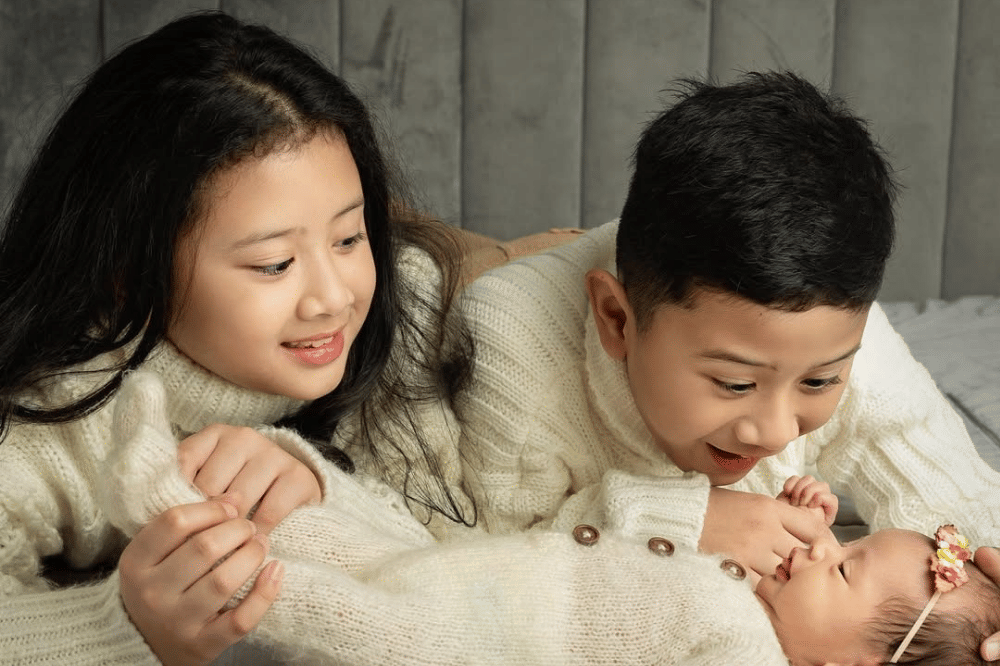 Kedua kakak sedang melihat para adik, mereka adalah anak Ratu Anne