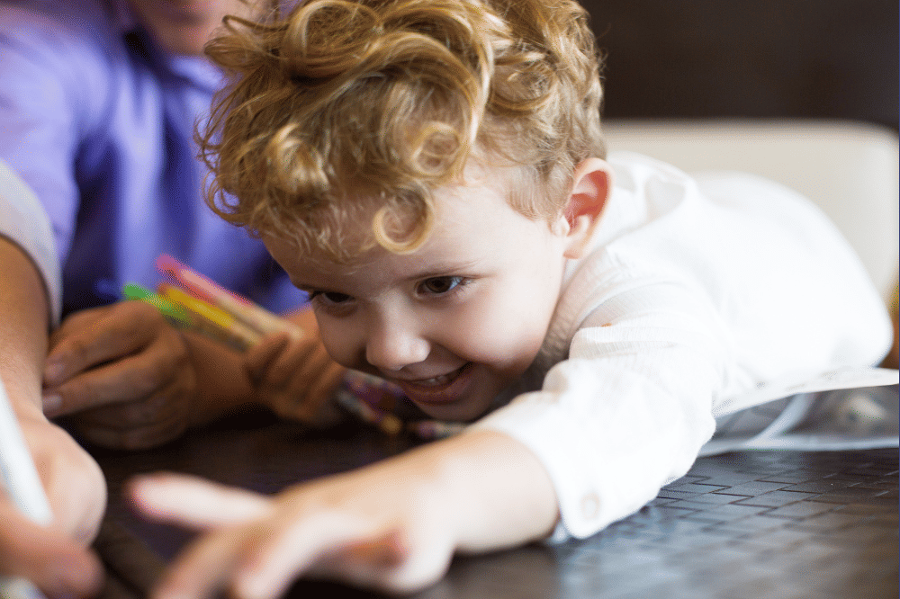 Ilustrasi anak umur 2 tahun sedang bermain