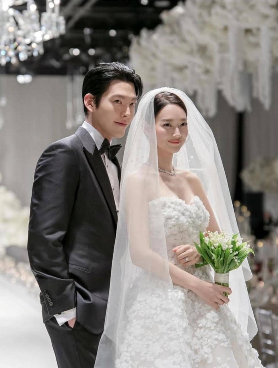 Intip Gaya Serasi Shin Min Ah & Kim Woo Bin di Hari Pernikahan