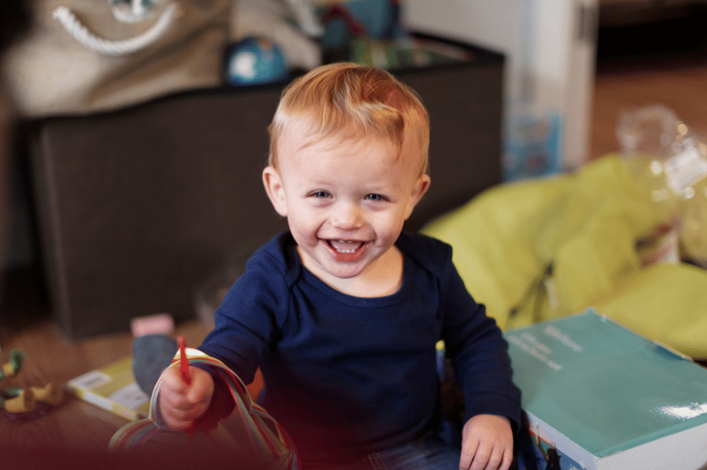 Ilustrasi anak umur 2 tahun sedang bermain