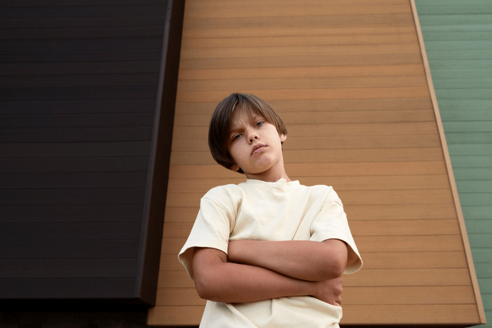Anak laki-laki terlihat bingung dan cemas
