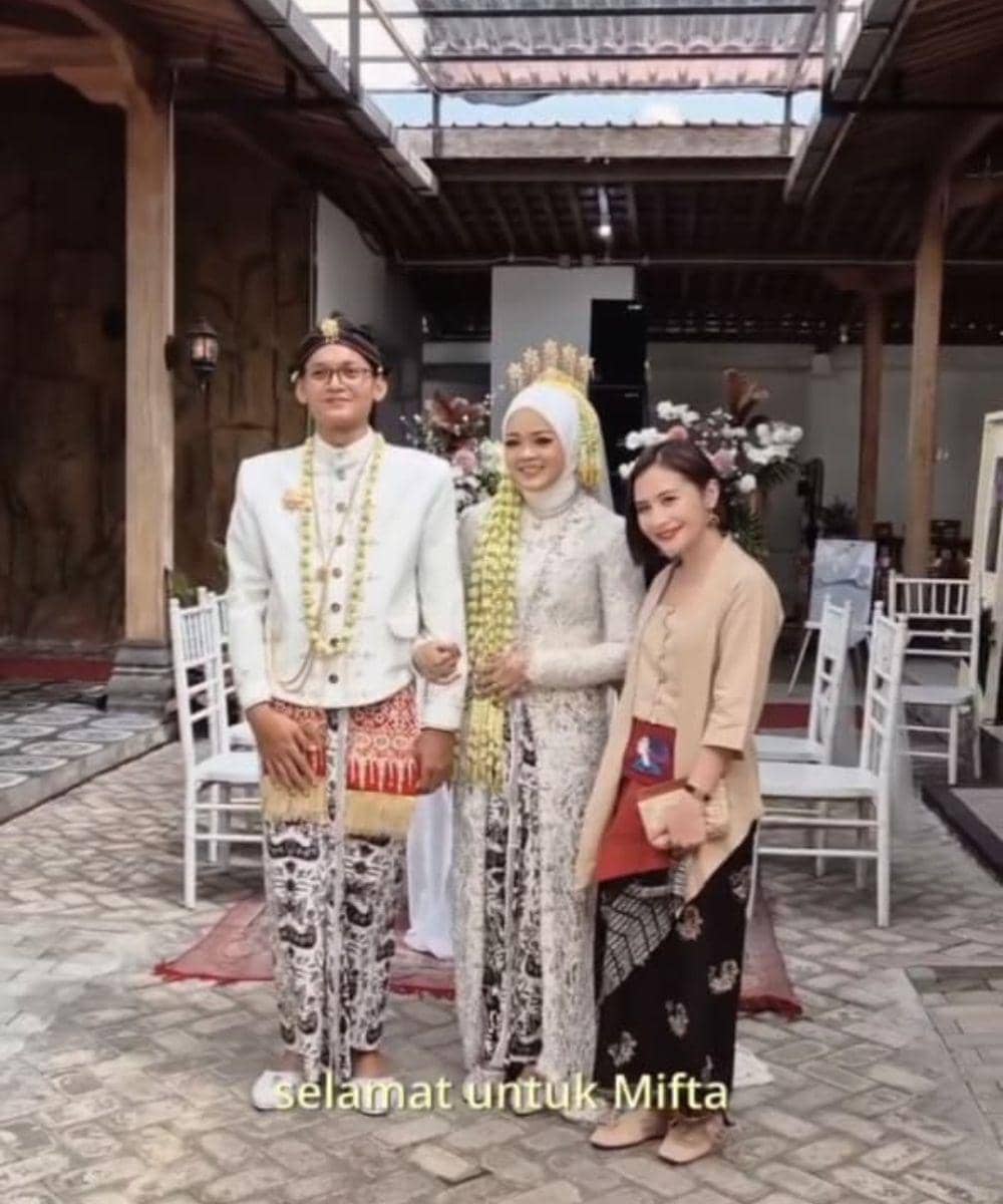 5 Fakta Prilly Latuconsina Datang ke Pernikahan Fans 4