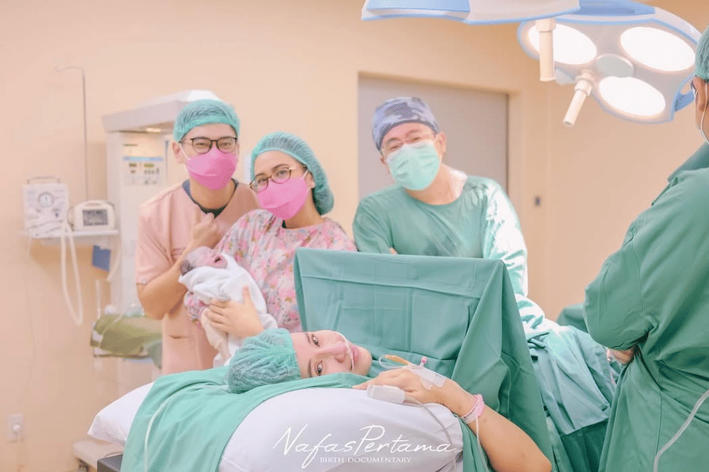 Proses persalinan lahirnya anak ketiga Ratu Anne