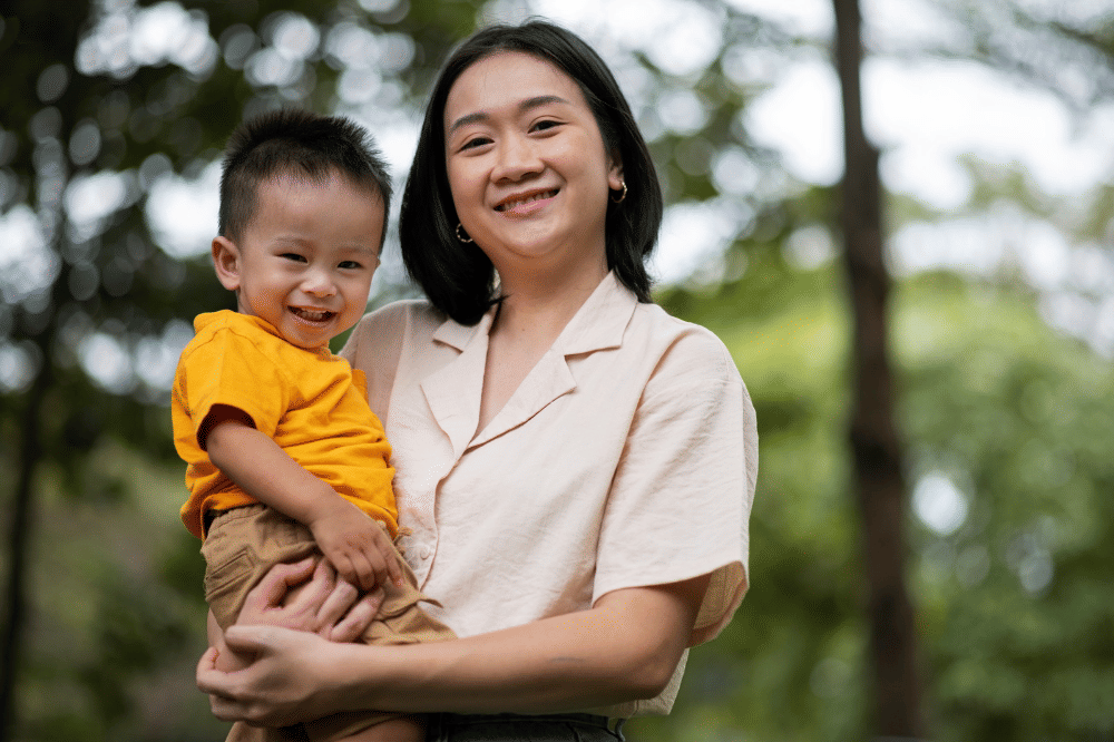 Mama sedang menggendong anak laki-lakinya