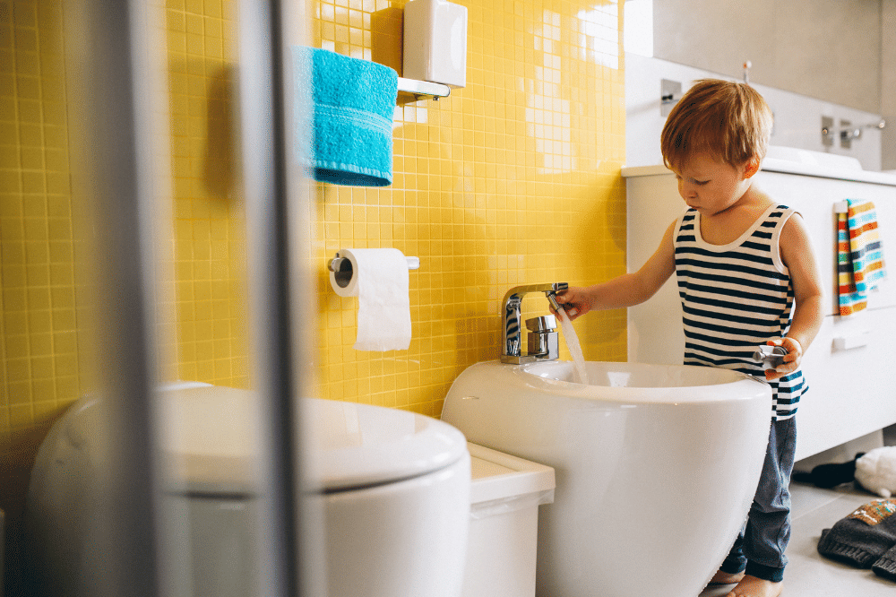 anak hendak mencuci tangan