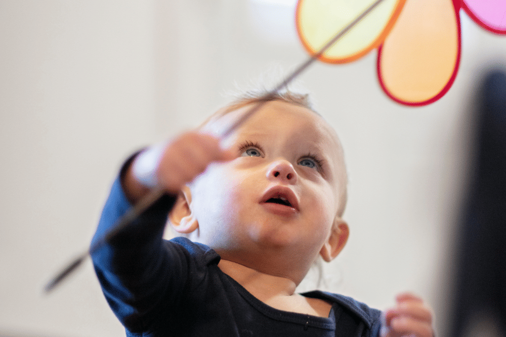 Ilustrasi anak umur 2 tahun sedang bermain