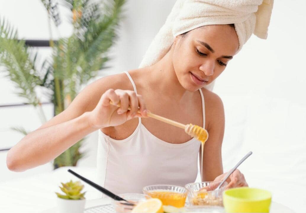 ilustrasi madu sebagai pembersih