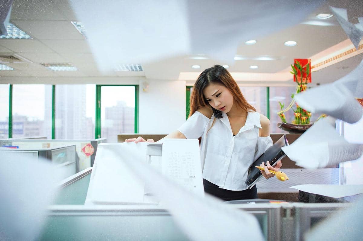 Stres kerja justru punya kaitan yang lebih masuk akal dengan penuaan kulit