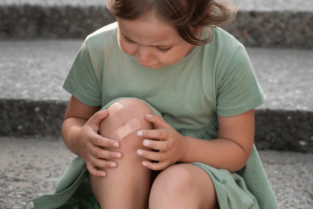Anak perempuan menangis melihat luka pada kakinya