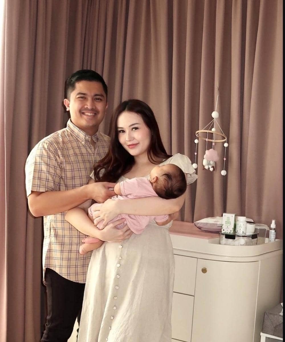 Sarah Gibson Ungkap Alasan Rutin Pompa ASI di Malam Hari