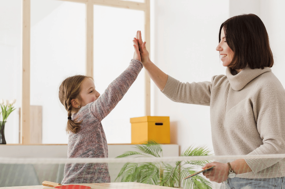 Mama dan anak perempuan saling tos