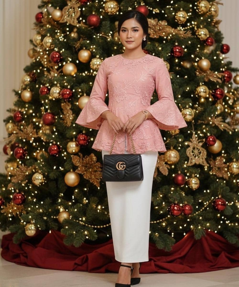 7 Pilihan Kebaya Cantik ke Gereja Saat Natal, Anggun & Elegan