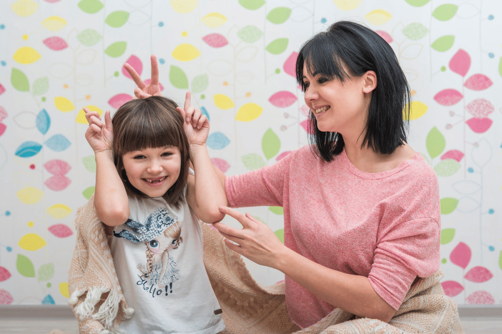Mama bermain sambil cosplay bersama anak perempuan
