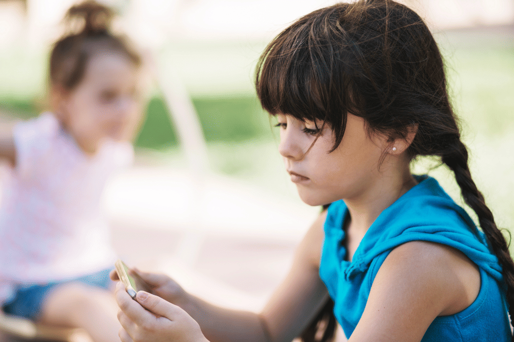 Anak perempuan terlihat murung dan sedih