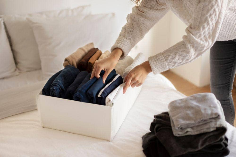 7 Cara Menyimpan Baju yang Jarang Dipakai COVER