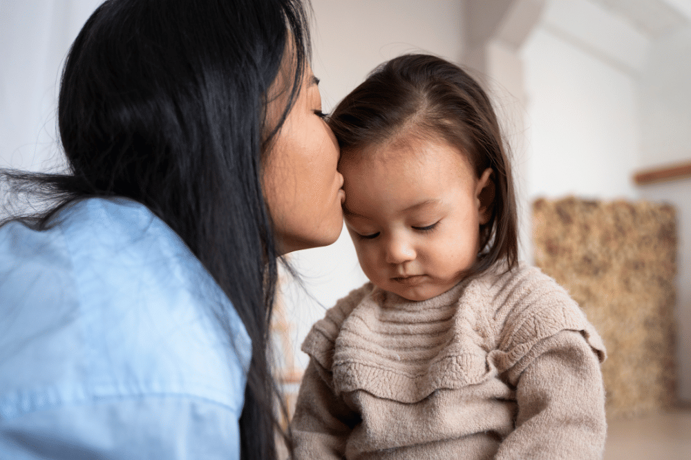 mama menenangkan anak perempuan