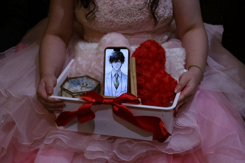 Perempuan Jepang Menikah dengan Karakter AI Ciptaannya Sendiri