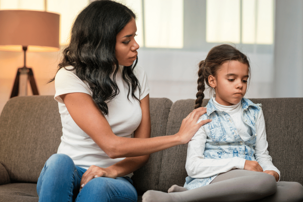 mama menenangkan anak perempuan