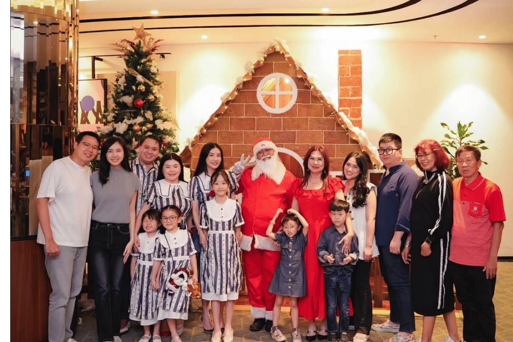 Sarwendah rayakan Natal bersama Thalia, Thania, dan keluarga besar