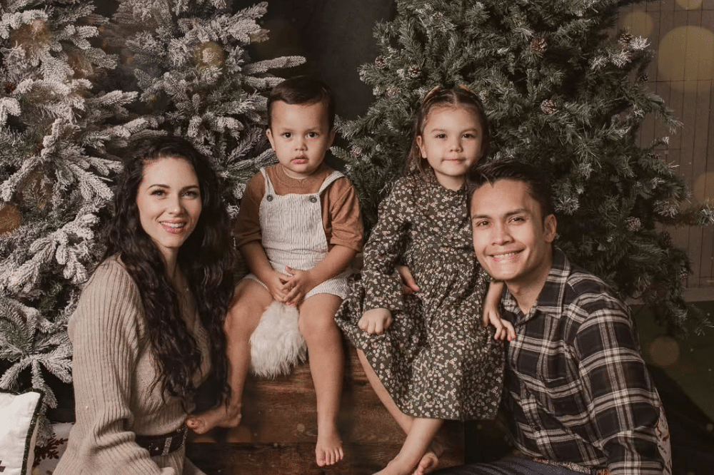 Randy Pangalila bagikan momen Natal bersama keluarga kecilnya