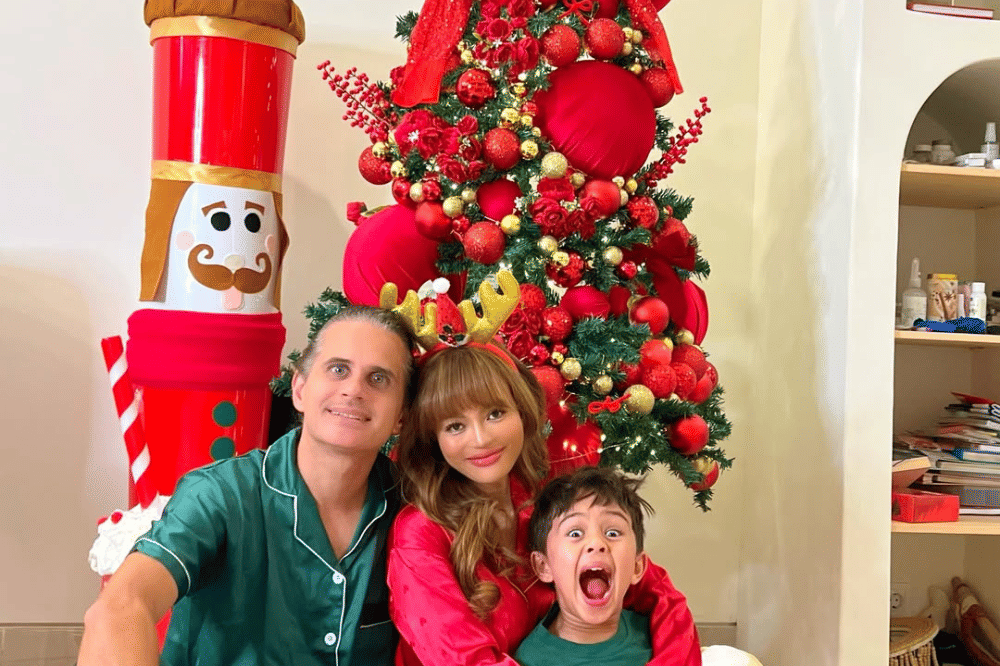 10 Foto Natal Seleb Tahun 2025, Intim dan Hangat! 4.png