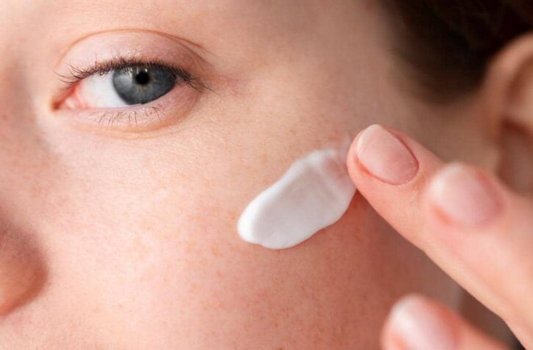 ilustrasi memakai sunscreen (freepik.com/freepik)