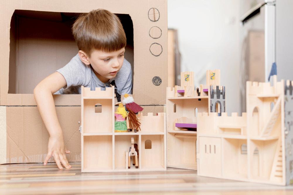 Anak laki-laki sedang bermain