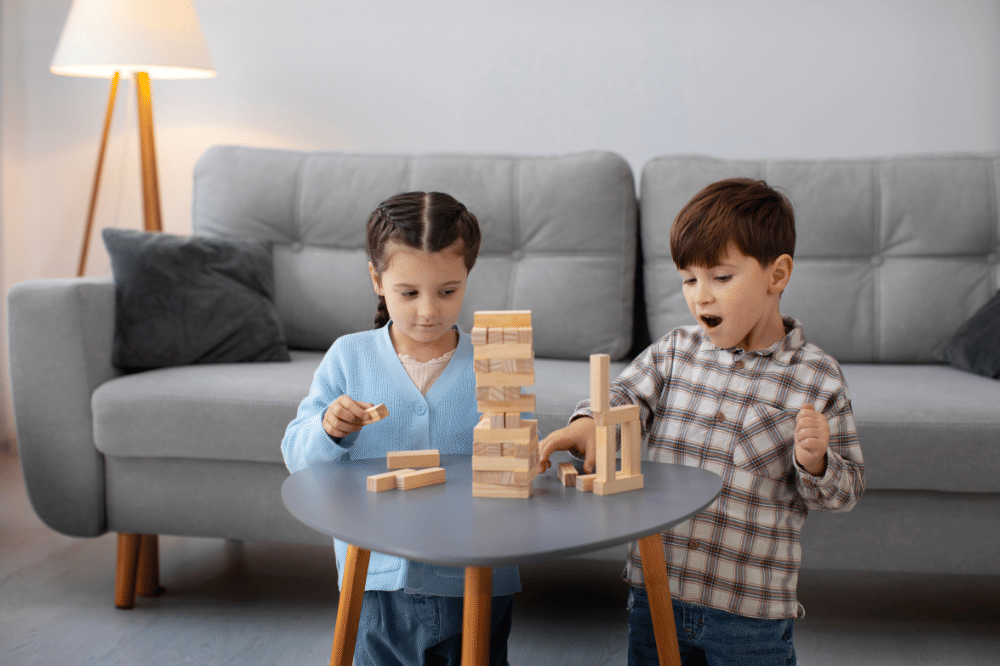 Kedua anak tersebut bermain balok susun bersama