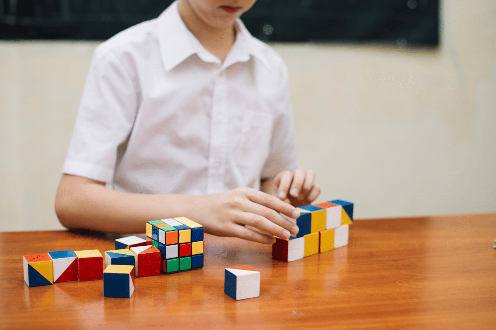 Anak sedang bermain rubik