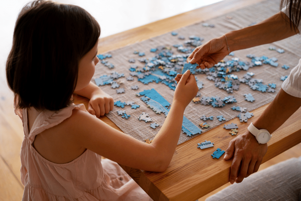 Anak perempuan tersebut sedang menyusun puzzle