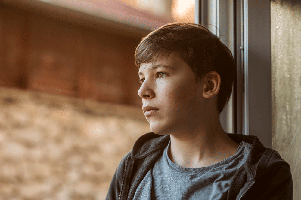 Anak laki-laki sedang menatap kosong