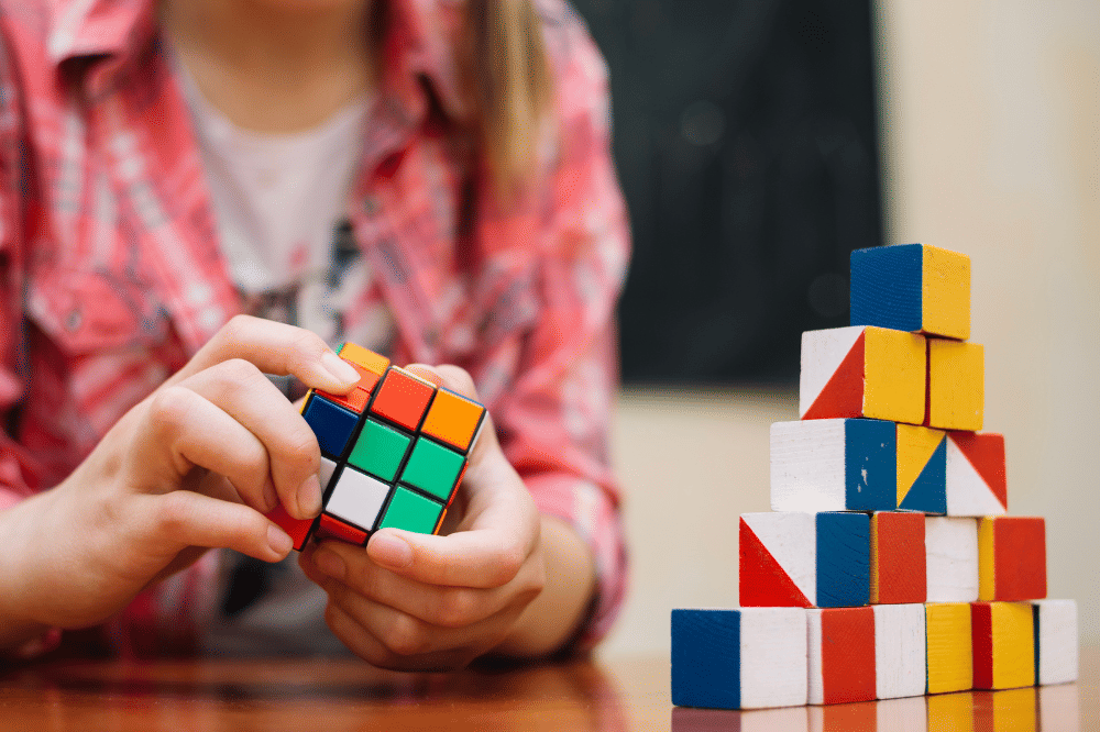 Anak tersebut sedang bermain rubik