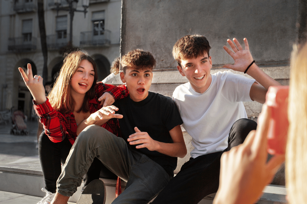 Para remaja sedang bermain dan berfoto bersama