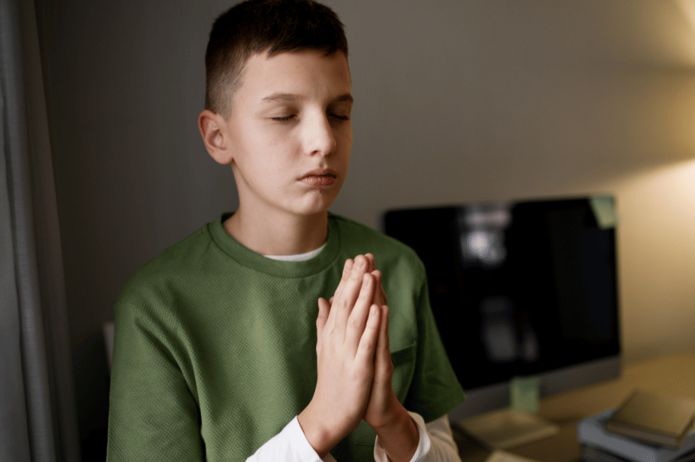 Anak laki-laki terlihat sedang berdoa