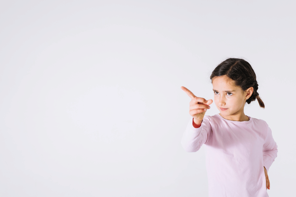 anak menunjuk sesuatu