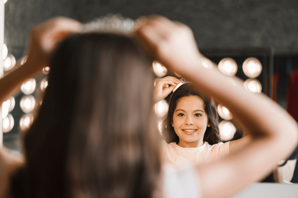 Anak remaja perempuan sedang becermin dan merasa percaya diri