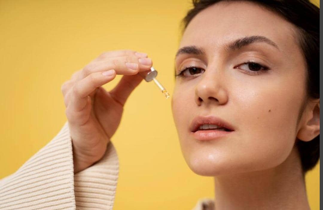 ilustrasi memakai serum