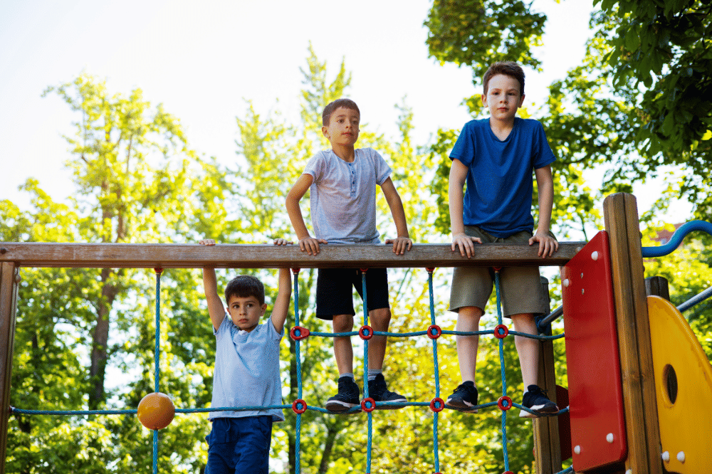 Anak-anak sedang bermain di playground