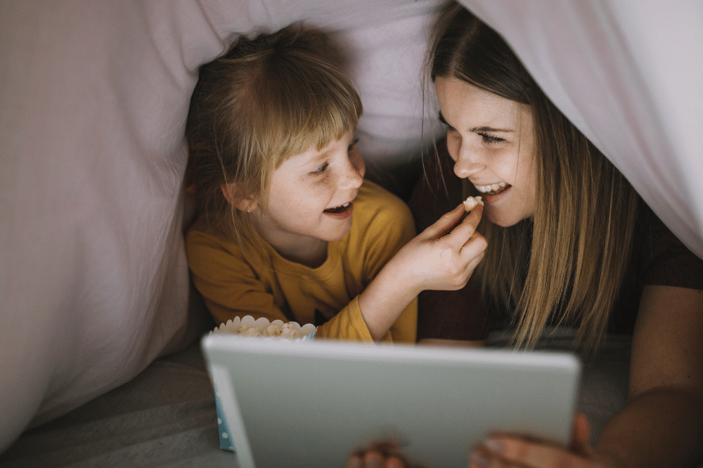 anak menonton film bersama Mama