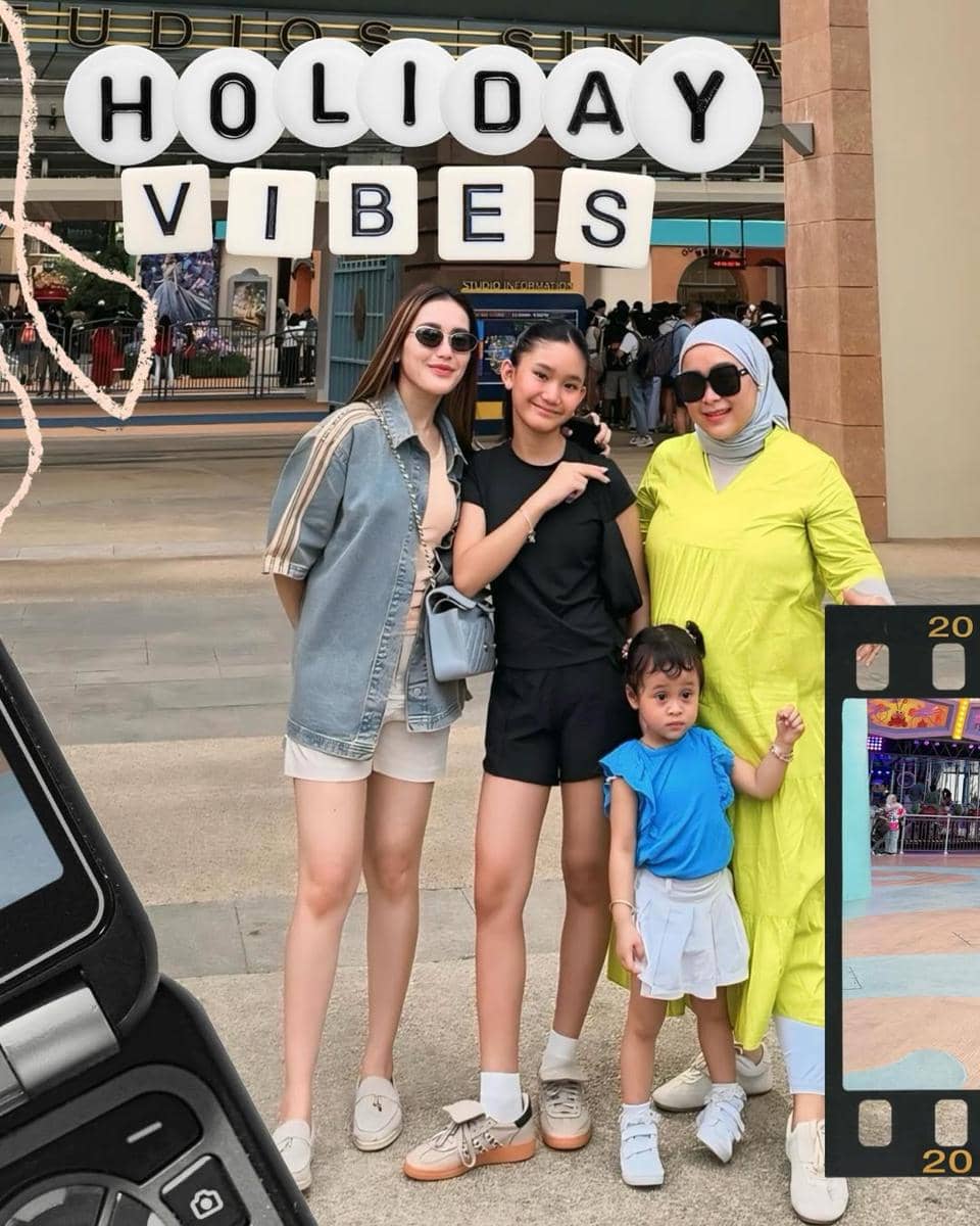 Ayu Ting Ting dan keluarga liburan di Singapura.