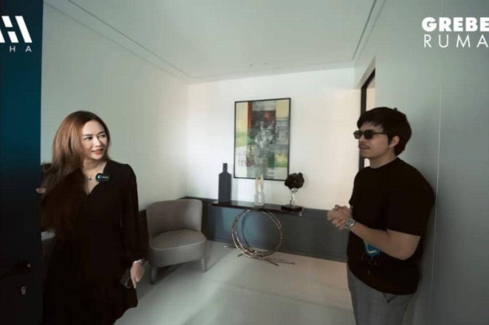 7 Foto Rumah Aura Kasih, Mewah dan Berkonsep Black Chrome 2