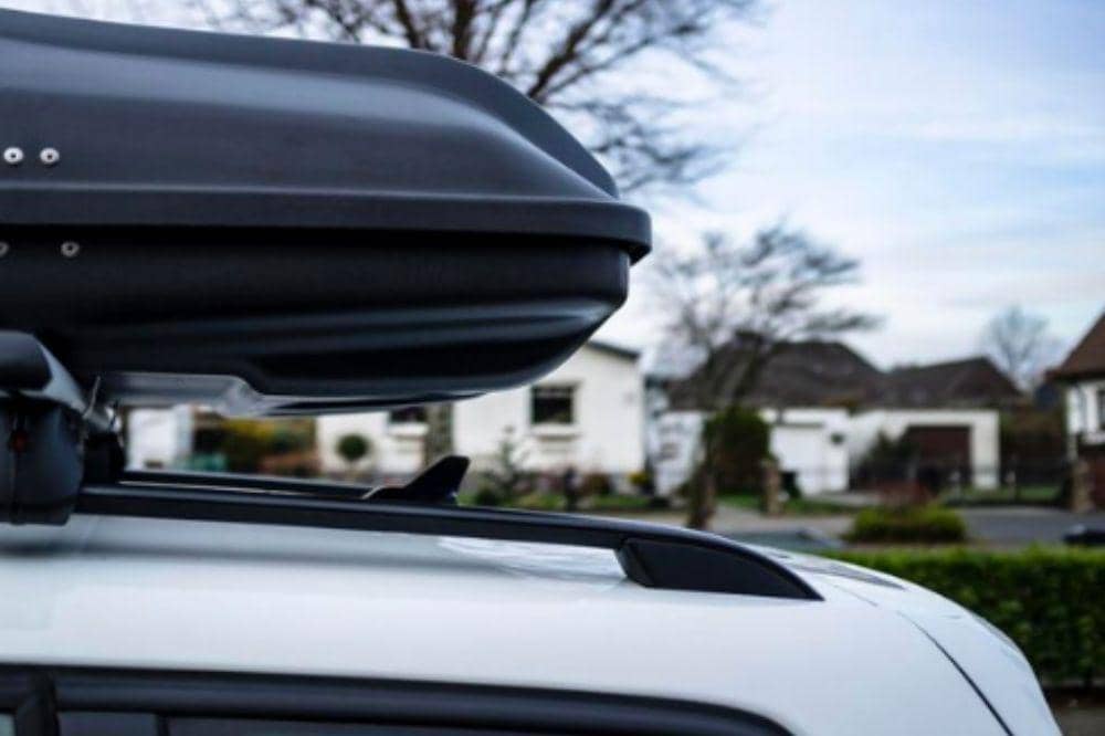 12 Rekomendasi Roof Box Mobil Terbaik, Awet dan Muat Banyak!