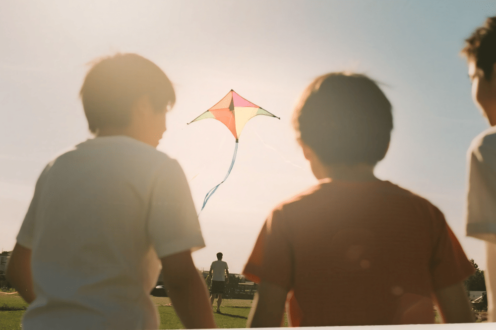 anak-anak bermain layangan